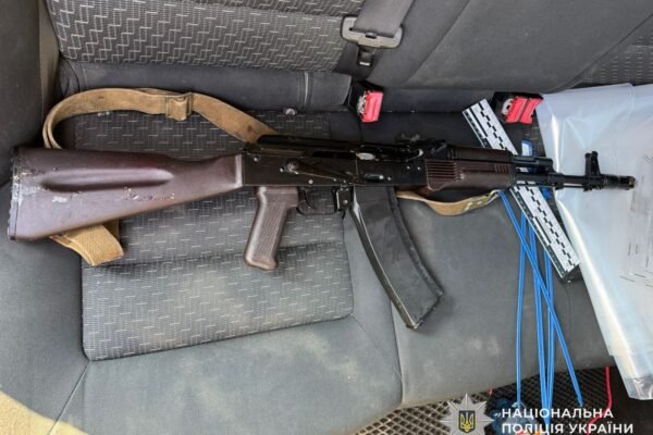 На Закарпатті 53-річний чоловік облаштував у лісі схрон із боєприпасами