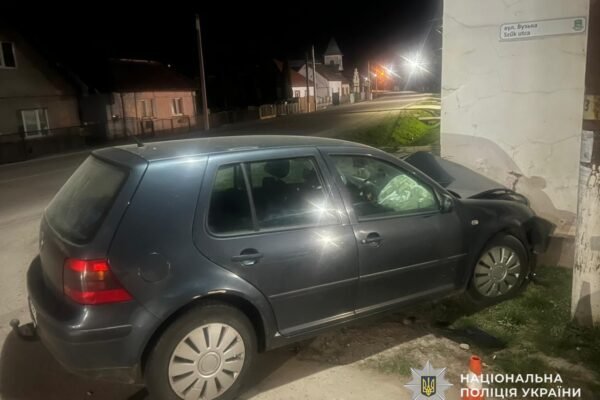 На Закарпатті п’яна водійка в’їхала у фасад будинку: Травмувалися четверо осіб, з них – двоє дітей