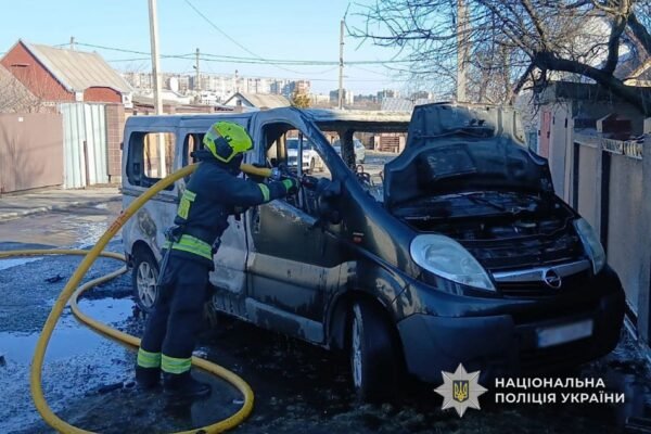 У Дніпрі ревнивець підпалив автомобіль суперника посеред вулиці (ФОТО)
