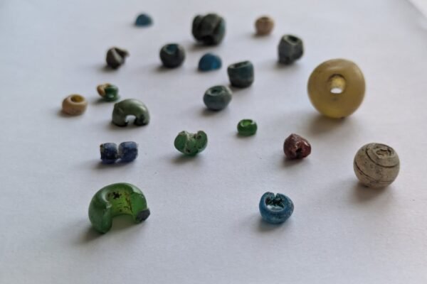 Археологи на Прикарпатті виявили колекцію скляних намистин X-XIII століть