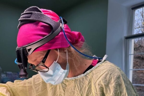 Львівські медики сформували 12-річному хлопчику статевий орган зі слизової оболонки щік