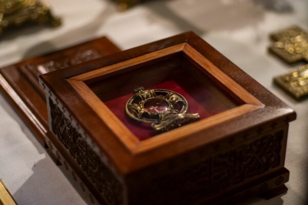 До Львова привезли частинку Животворящого Хреста Господнього: Приступити до реліквії можна впродовж трьох днів