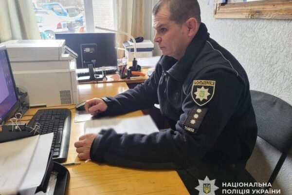 У Кам’янському районі чоловік пограбував жінку прямо на зупинці громадського транспорту