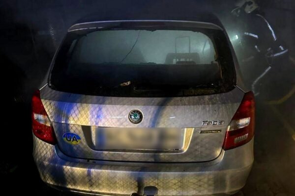 На Львівщині через пожежу в автівці ледь не зайнявся будинок