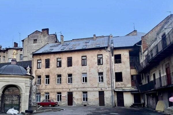 Частина мешканців пошкодженого Росією будинку у центрі Львова зможуть повернутися до своїх домівок