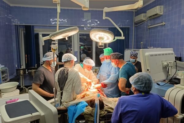 Для порятунку життя залишалися лічені хвилини: Військові медики прооперували львів’янку з надважкими пораненнями