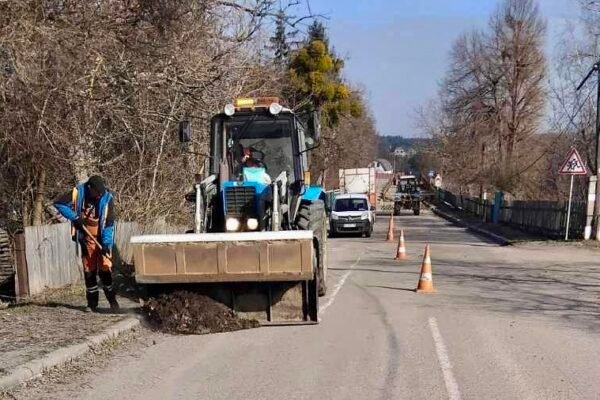 На Київщині покращують стан доріг місцевого значення: Задіяно близько 25 бригад