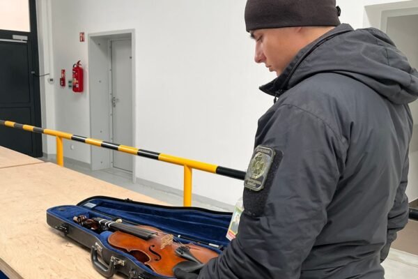 На кордоні виявили скрипку XVIII століття, яку намагалися незаконно вивезти з України