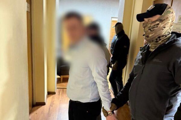 На Київщині викрили двох прокурорів, які вимагали у підприємця $50 тисяч за вигаданий арешт