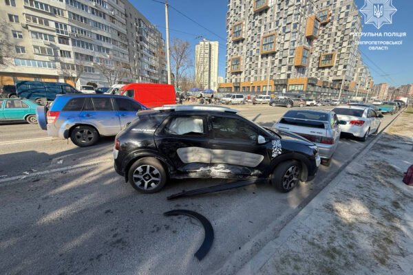 У Дніпрі авто на великій швидкості вилетіло з дороги на тротуар (ВІДЕО)