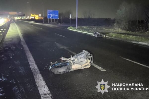 Неподалік Львова два мотоцикли врізалися у легковик і загорілися – водіїв госпіталізували