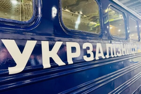Пасажирів потяга з Харкова до Дніпра висадили з вагонів через загрозу атаки дронів (ВІДЕО)
