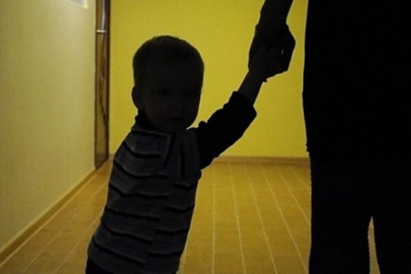 На Львівщині після перевірки соцслужб з двох сімей вилучили вісьмох дітей