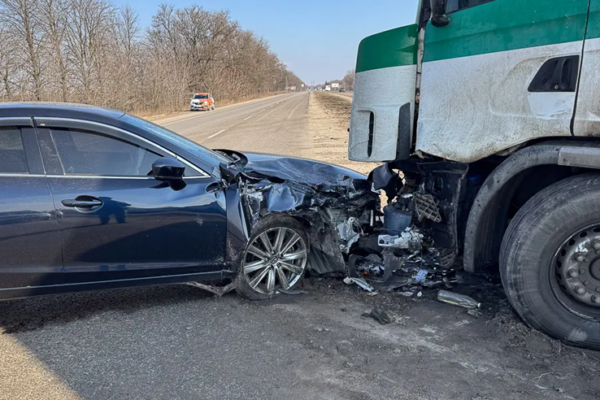 Під Дніпром на трасі зіткнулися фура і легковик (ВІДЕО)