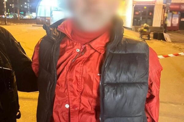 Поліцейські затримали 47-річного іноземця, який у Києві погрожував перехожим гранатою