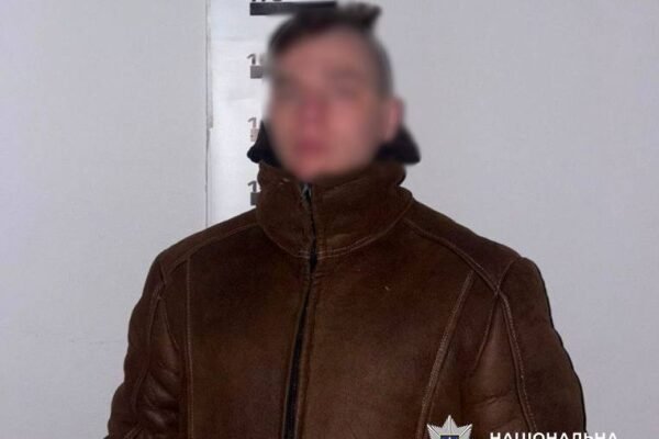 У Києві судитимуть молодика, який на вулиці з ножем напав на 49-річну жінку