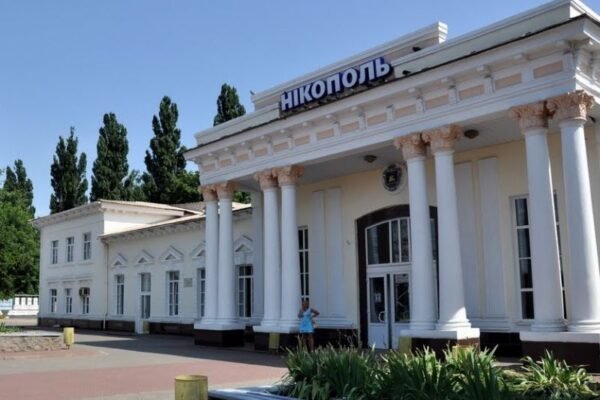З’явилося відео залізничного вокзалу у Нікополі після ворожого обстрілу
