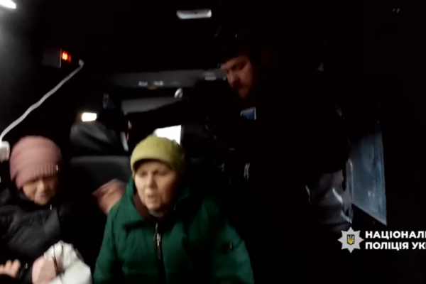 Поліцейські підрозділу “Білий янгол” вивезли з-під обстрілів чотирьох жителів Сумщини