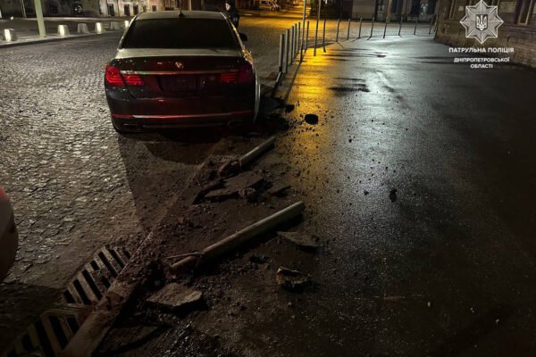 У Дніпрі водій на BMW зніс металеві стовпчики на площі (ФОТО)