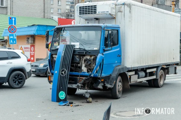 У Дніпрі легковик після зіткнення з вантажівкою збив світлофор і травмував пішохода (ФОТО, ВІДЕО)
