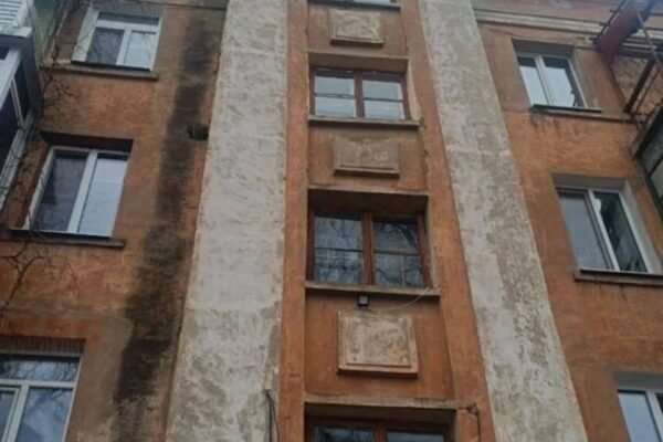 У місті на Дніпропетровщині шматок бетону впав з фасаду будівлі на тротуар (ФОТО)