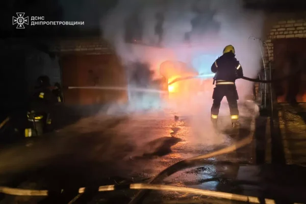 У Павлограді на території кооперативу згорів гараж з легковиком всередині (ФОТО)