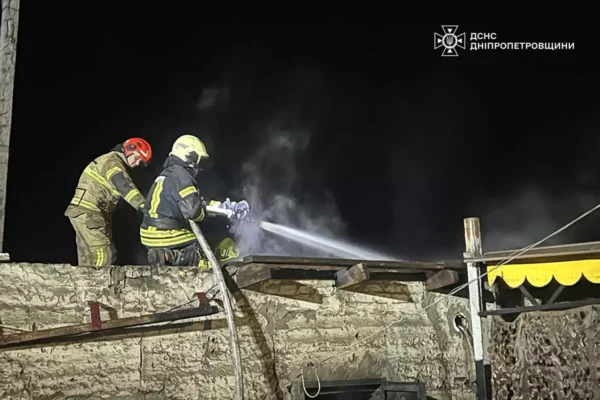 У Кам’янському 9 рятувальників гасили гараж