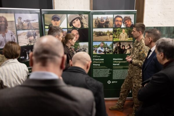 “Обличчя кордону”: У Києві відбулася презентація фотовиставки для представників іноземних дипмісій (ВІДЕО)