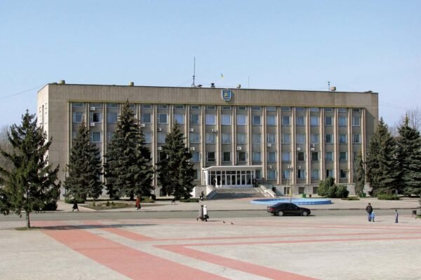 У Нікополі ворожий дрон влучив у будівлю райдержадміністрації (ВІДЕО)