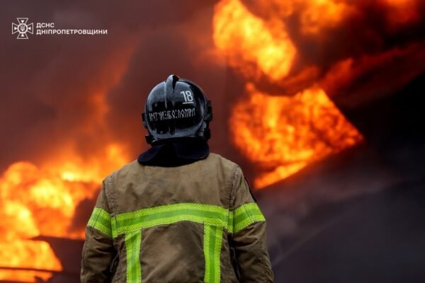 На Дніпропетровщині 400 рятувальників чотири доби гасили пожежу після ворожого удару (ФОТО)