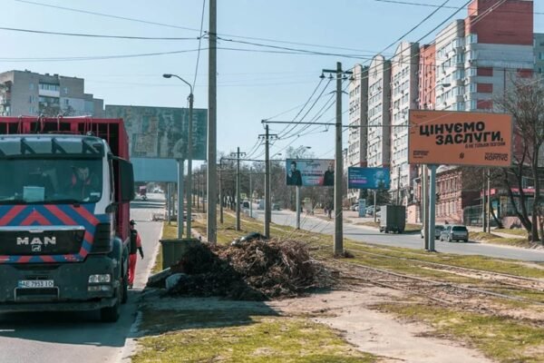 На одній з найдовших вулиць Дніпра утворився сміттєвий колапс (ФОТО, ВІДЕО)