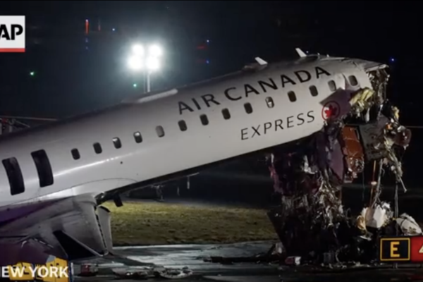 У Нью-Йорку літак зіткнувся з пожежною машиною: є постраждалі