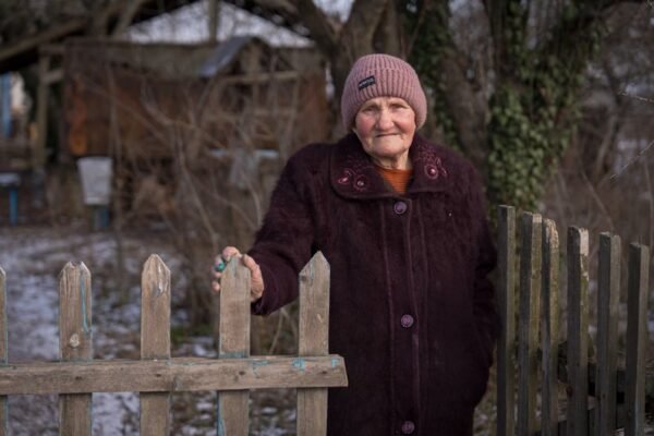 З Донеччини на Дніпропетровщину евакуювали жінку разом із 7 собаками і 14 котами (ВІДЕО)