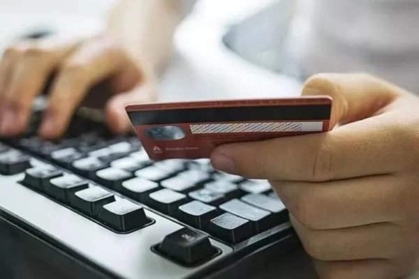 На Тернопільщині жінка, намагаючись «відкупити» сина від мобілізації, заплатила шахраям 300 тис. грн