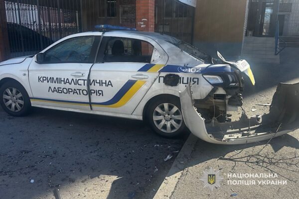 У поліції оприлюднили фото наслідків удару дронами по поліцейській автівці у Нікополі