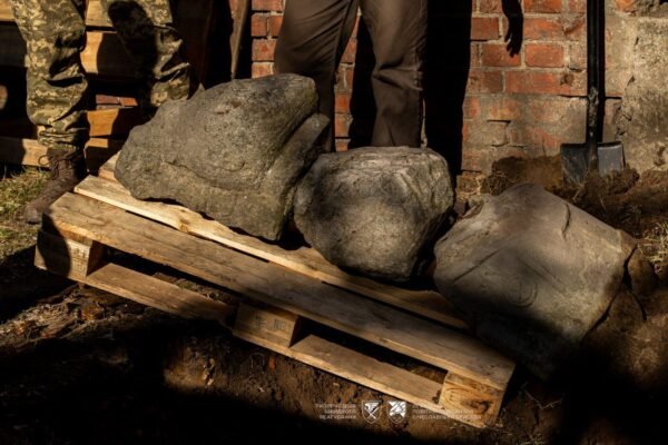 Військові евакуювали з Донеччини до Дніпра ще одну партію «кам’яних баб» (ФОТО)