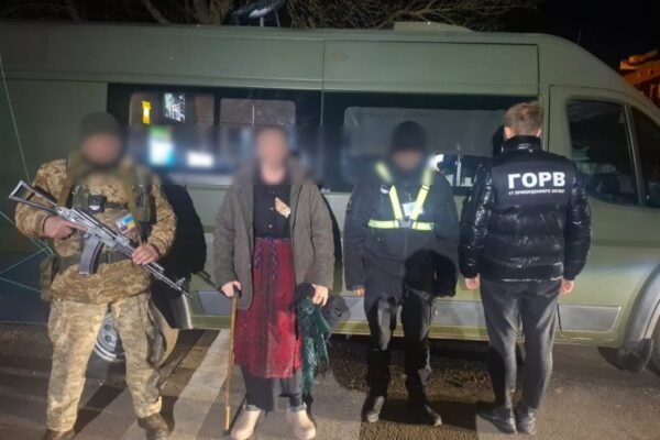 На кордоні затримали 30-річного чоловіка, переодягненого у 72-річну бабусю
