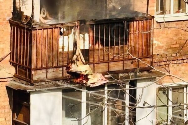 Заправляли запальничку і ледь не спалили будинок: У Кривому Розі сталася пожежа (ВІДЕО)