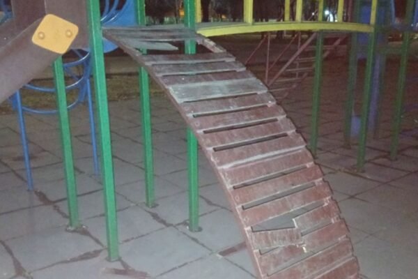 У Кам’янському вандали познущалися з дитячого майданчика (ФОТО)