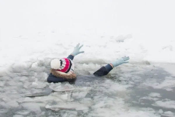 У Кам’янському біля мосту дитина провалилася під кригу