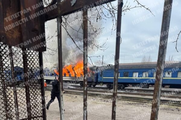 Ворожий дрон вдарив по пасажирському потягу в Миколаєві. Поранено оглядача вагонів