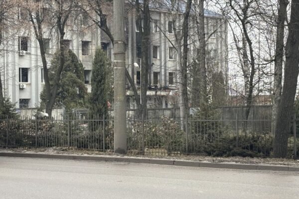 Деталі обстрілу адмінбудівлі в Сумах: Приліт був у будівлю ТЦК