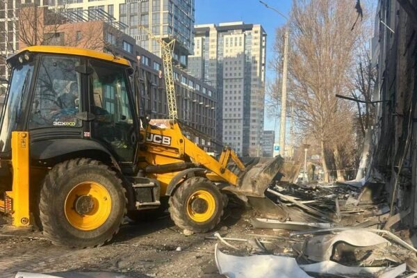 Мер Дніпра показав, як у Дніпрі ліквідовують наслідки нічного ворожого удару