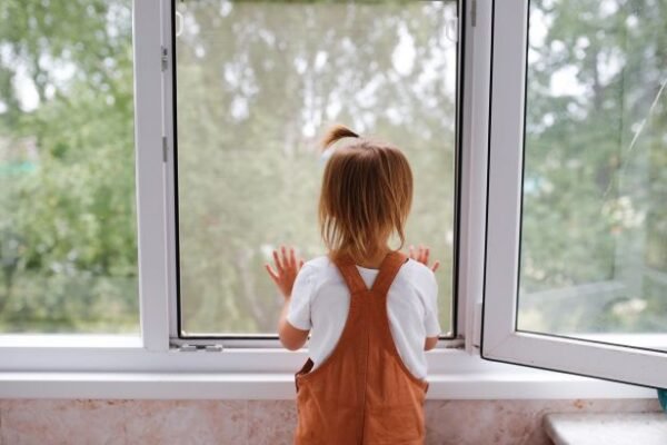 У Тернополі з вікна другого поверху випала півторарічна дитина