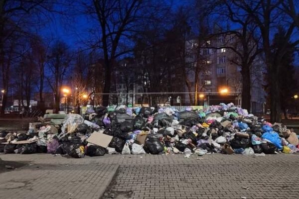 У Франківську два дні не вивозили сміття, бо у працівників компанії, що займається збором відходів, закінчилася «бронь»