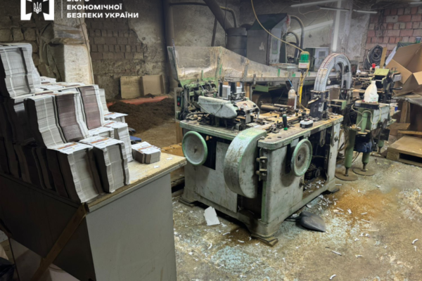 На Буковині виявили нелегальний цех із виготовлення цигарок: Потужності дозволяли “штампувати” по 50 тисяч штук на добу, – БЕБ
