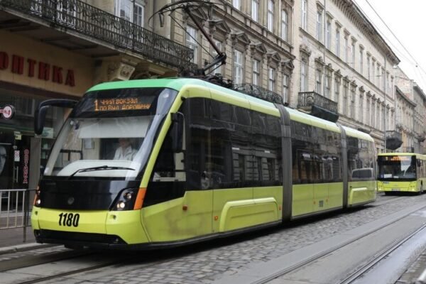 Після російської атаки одна з вулиць у центрі Львова досі перекрита для проїзду