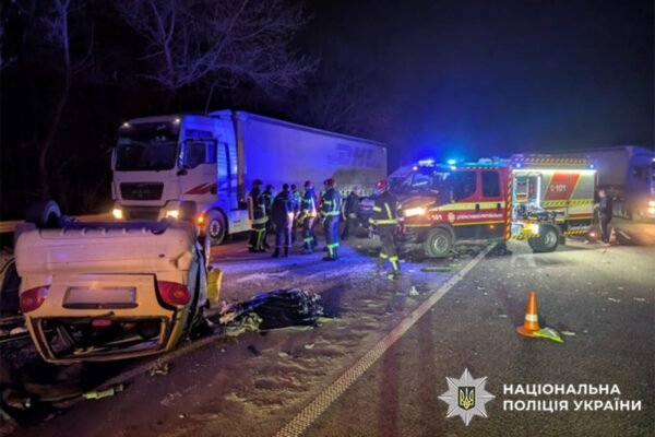 На Хмельниччині у жахливій ДТП загинула 28-річна жінка. Двоє її дітей у реанімації