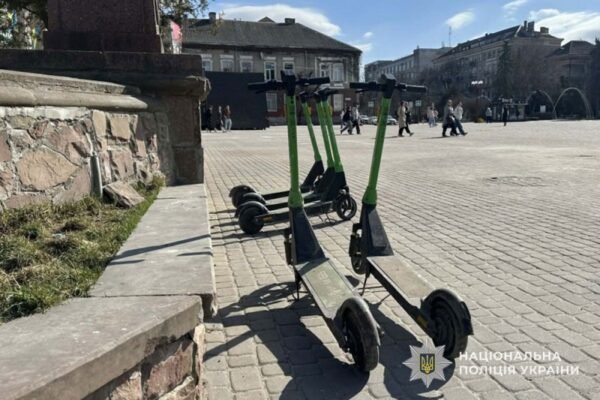 У Тернополі в центрі міста заборонили їздити на самокатах