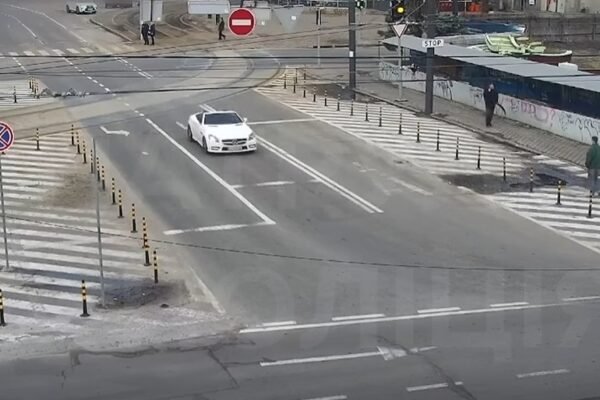 У Дніпрі знайшли водія кабріолету, який ганяв містом на червоне світло (ВІДЕО)